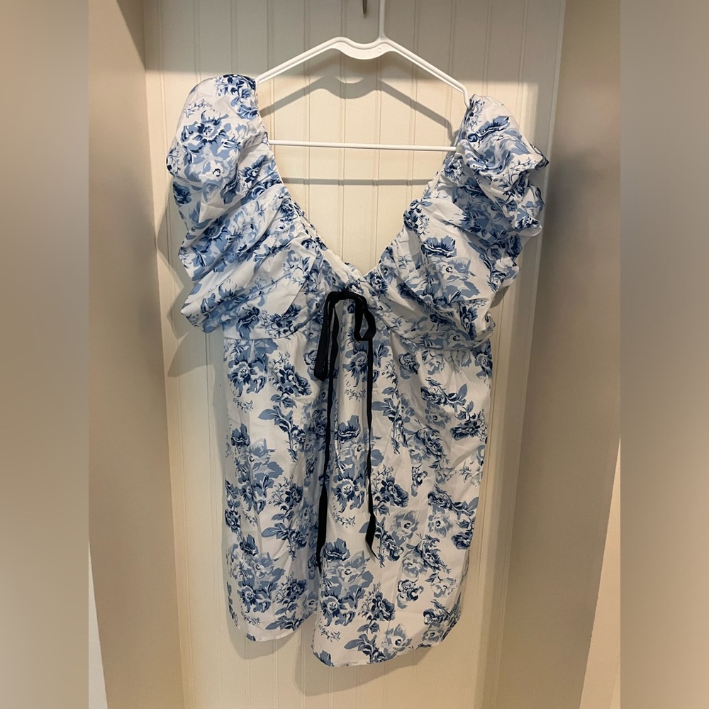 Brand New!! floral dress can also be worn off shoulder. SzM